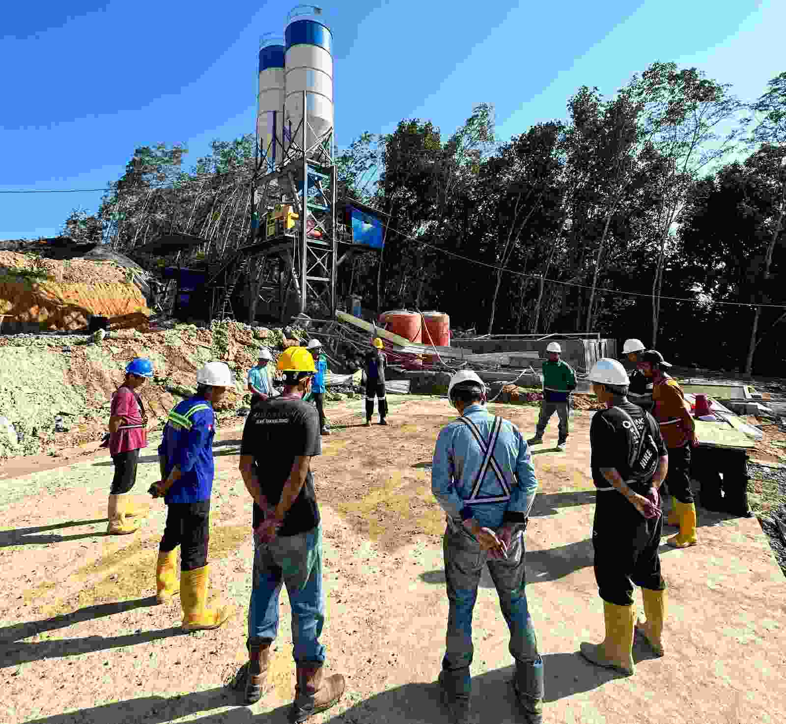 Tim Kalla Beton Melakukan Briefing Sebelum Melakukan Proses Produksi Pada Batching Plan Kawasan IKN di Jl Ahmad Yani, Kelurahan Pemaluan, Kecamatan Sepaku, Kabupaten Penajam Paser Utara, Beberapa Waktu Lalu